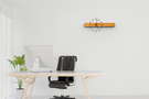 Wanduhr modern fürs Büro aus Eiche Massivholz mit geräuschlosem Uhrwerk