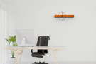 Wanduhr orange aus Massivholz Buche fürs Büro, PREMIUM Zifferbaltt aus schwarzen Acryl mit geräuschlosem Uhrwerk.